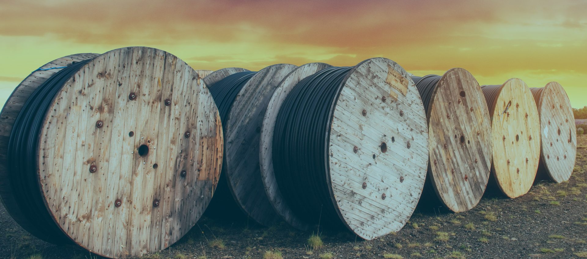 kabeltrummor på en rad