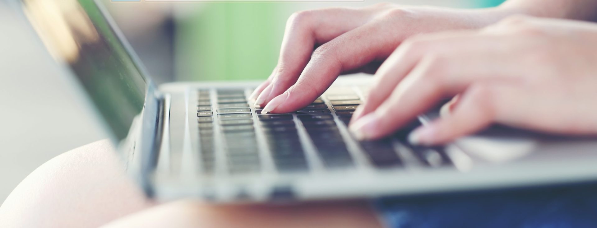 händer som skriver på en laptop